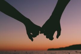 Mãos dadas na Multidão - História de Amor