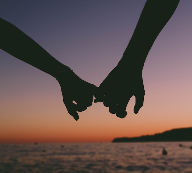 Mãos dadas na Multidão - História de Amor