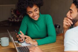 O impacto das redes sociais nos relacionamentos amorosos atuais e como preservar conexões verdadeiras